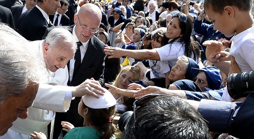 Paus Franciscus in de menigte
